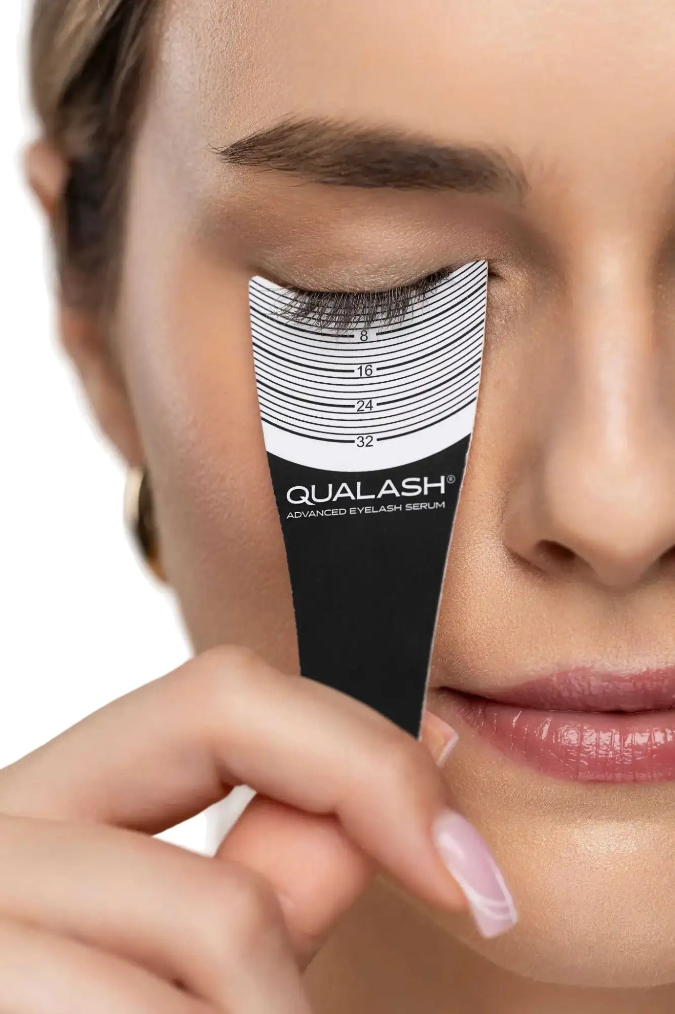Tålmodighed der betaler sig – nærbillede, der viser øjenvippevækst over tid ved regelmæssig brug af QUALASH Advanced Eyelash Serum