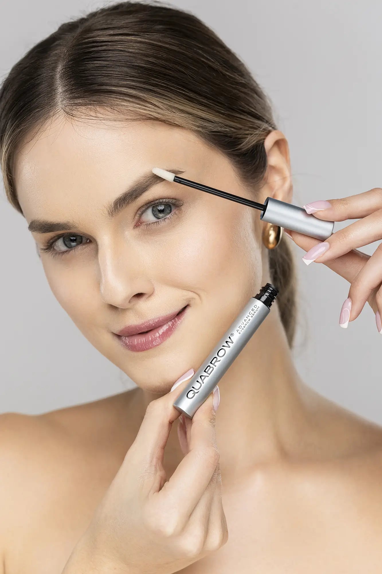 Femme appliquant le sérum pour sourcils QUABROW Advanced sur des sourcils clairs