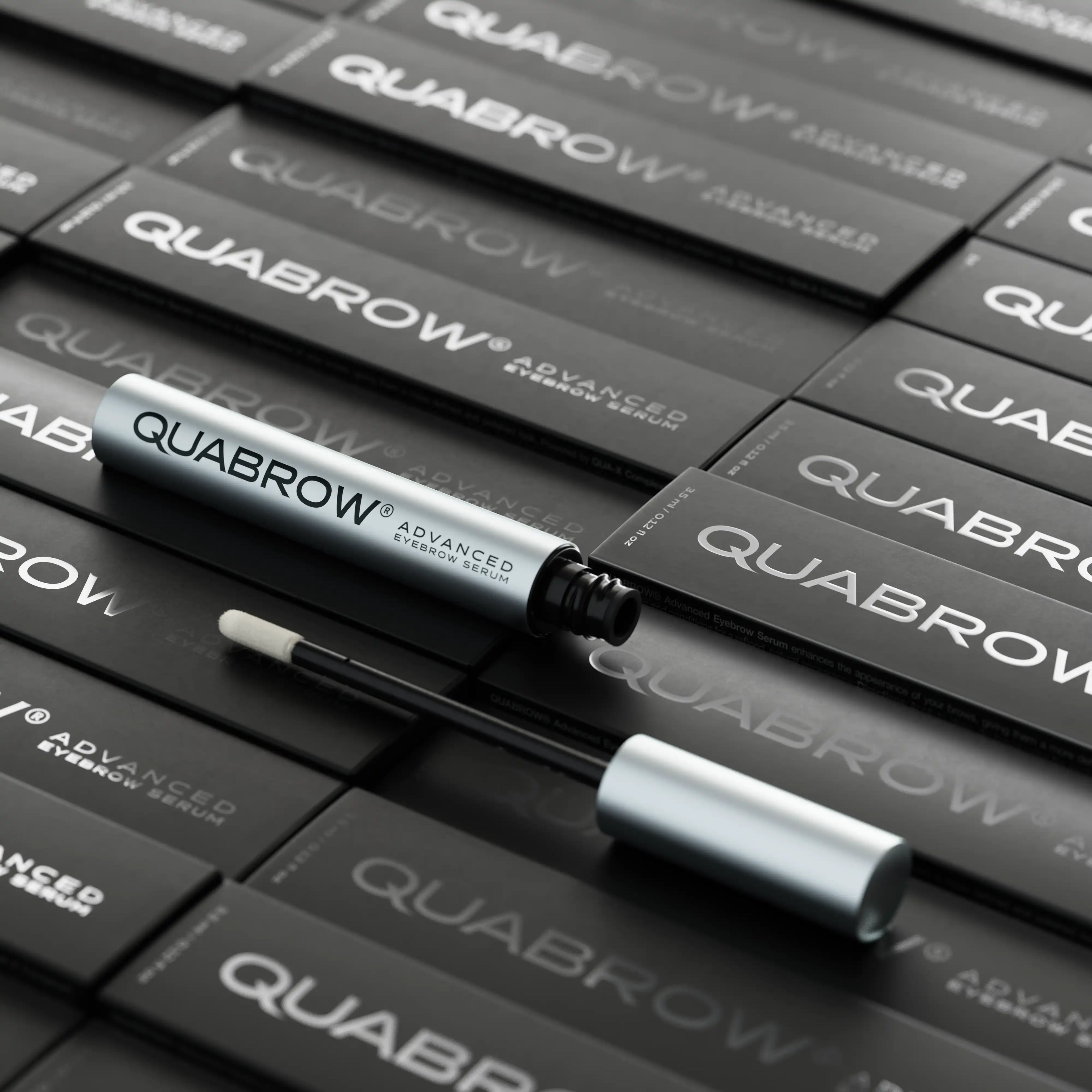 Quabrow Advanced Øjenbryn Serum vist med elegant produktemballage